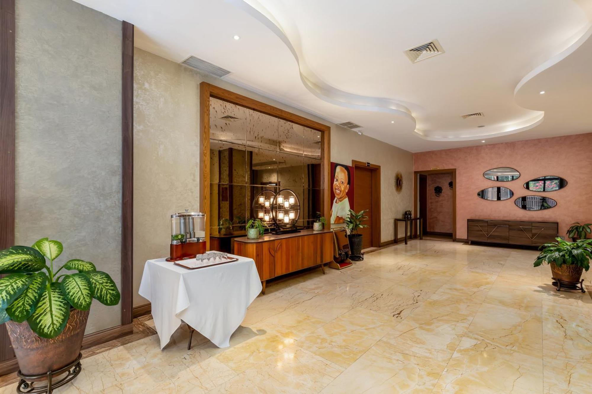 The Athena Hotel Kampala Exterior foto